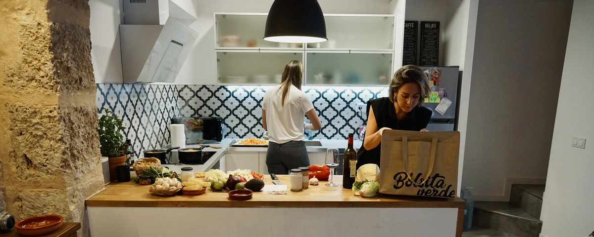 Time-Saving Cooking Hacks for Busy Professionals in Mallorca: Couple of people in Mallorca preparing a quick meal with Bolsita Verde's easy-to-cook meal kit. 